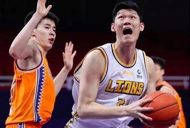 个性强硬的重庆老移平易近，姓余，人称“老余头”，带着儿子、孙子一家三口移平易近到山东济南，刚到本地的“老余头”情感欠好，吃不习惯住不惯，30岁的儿子还和重庆的情人分了手，为此“老余头”和本地的妇女村长产生了一系列抵触触犯。